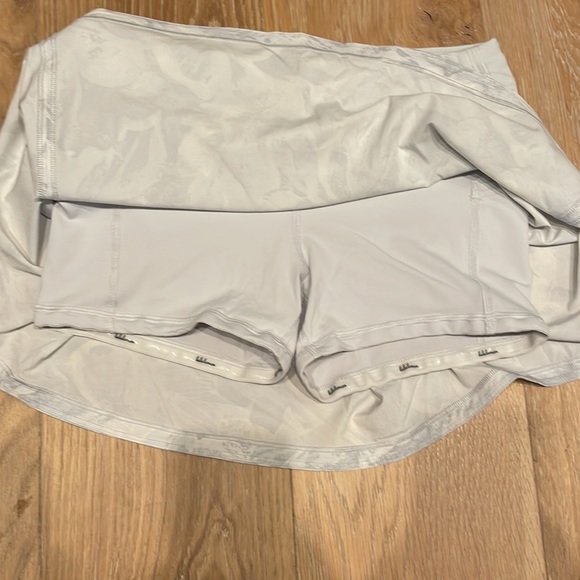 LuLulemon tennis skirt size 6 tall - Picture 4 of 4